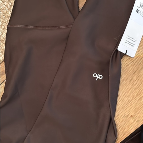 ALO Yoga Pants - NWT ALO Yoga Chocolate 7/8 high-waist Airlift Leggings in color Espresso